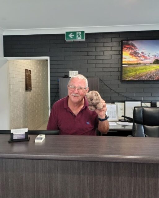 We had a very special guest stay with us at @takalvanmotel  and @sugarcountrymotorinn ! 🐾🏨✨
Wombie the wombat even stopped by at @buddyboykitchen  Bundaberg to enjoy some tasty treats 🍽️🧡
You can follow Wombie’s adventures at @flywithwombie  where will he pop up next? 😄✈️